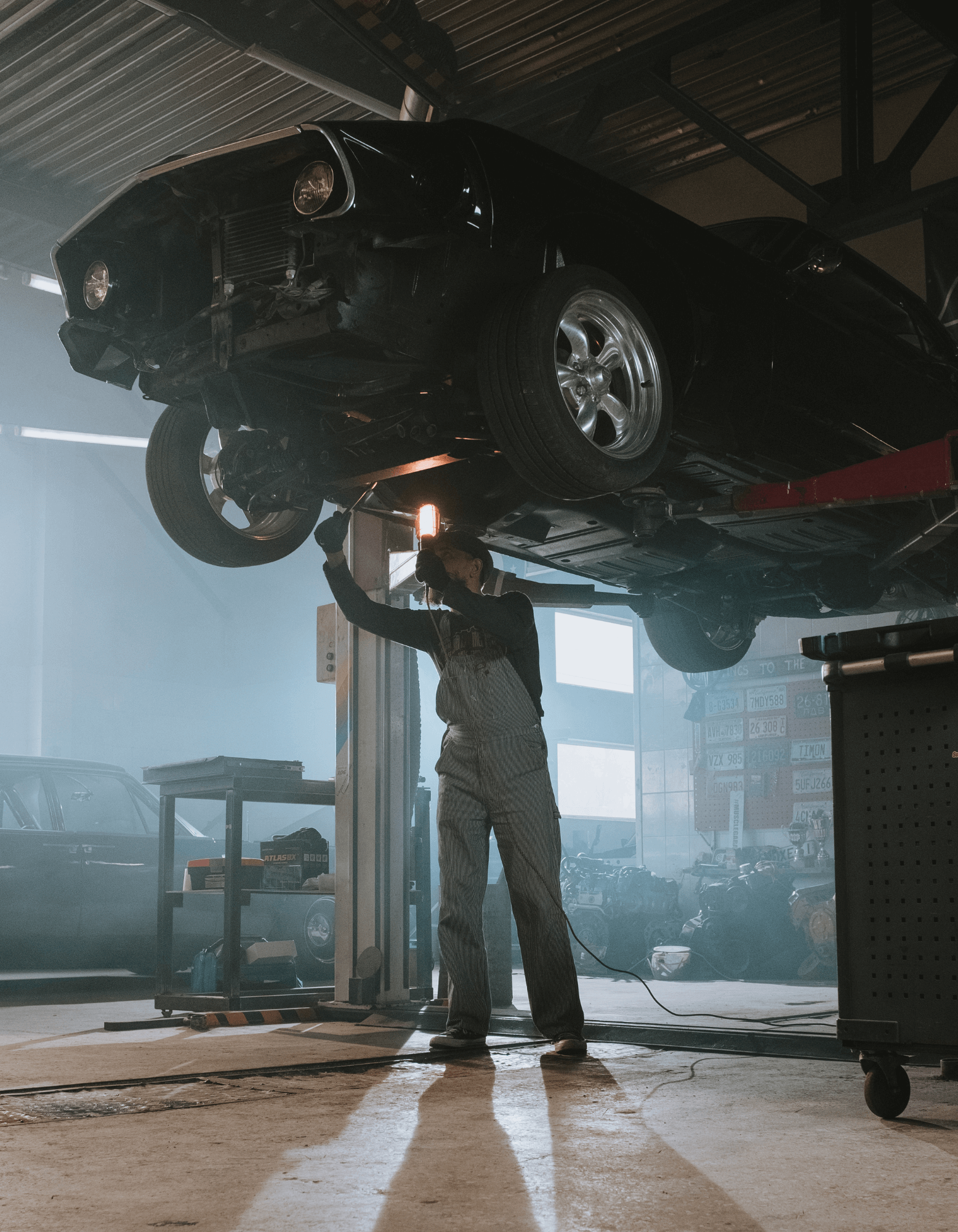 Ilustración del panel de control de TallerApp mostrando gestión de órdenes de servicio y reportes de taller mecánico